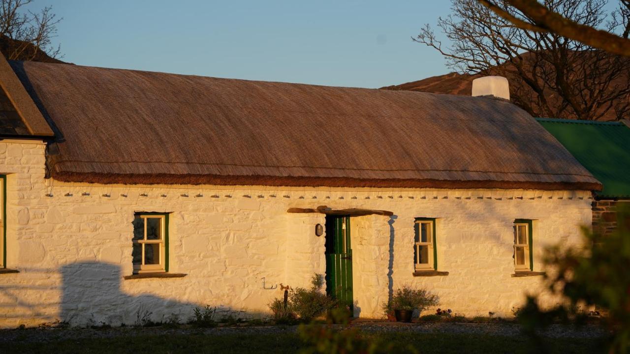 Secluded Thatched Cottage, Near Beaches & Hill Walking Rashenny Extérieur photo